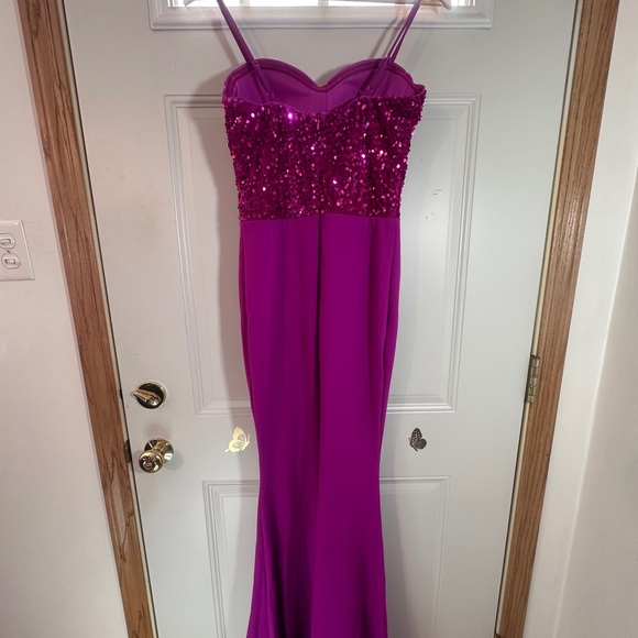 Elegant Fushia Sequin Gown - Picture 4 of 6